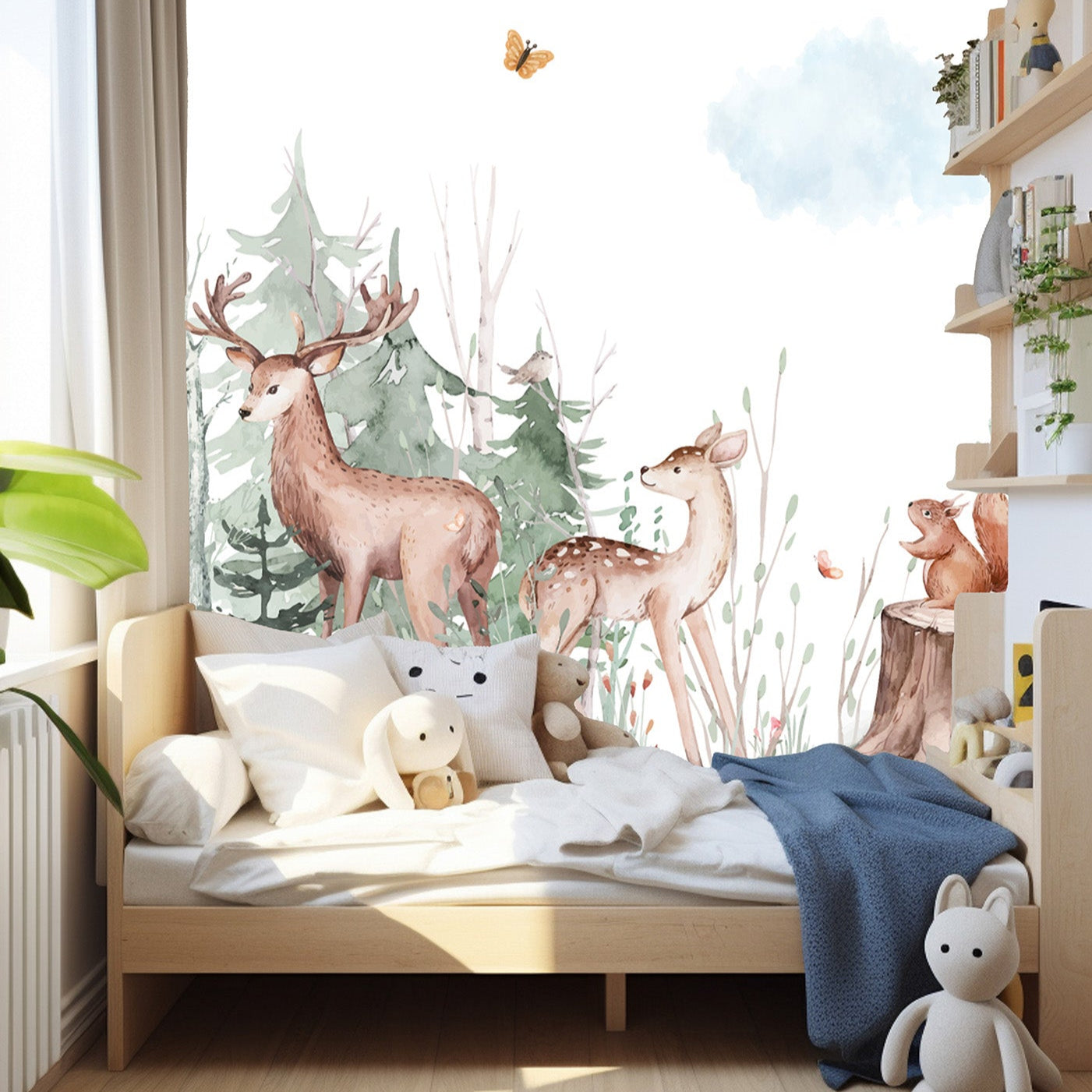 Détail du papier peint forêt : petits animaux dessinés avec finesse, feuillage doux et couleurs apaisantes.