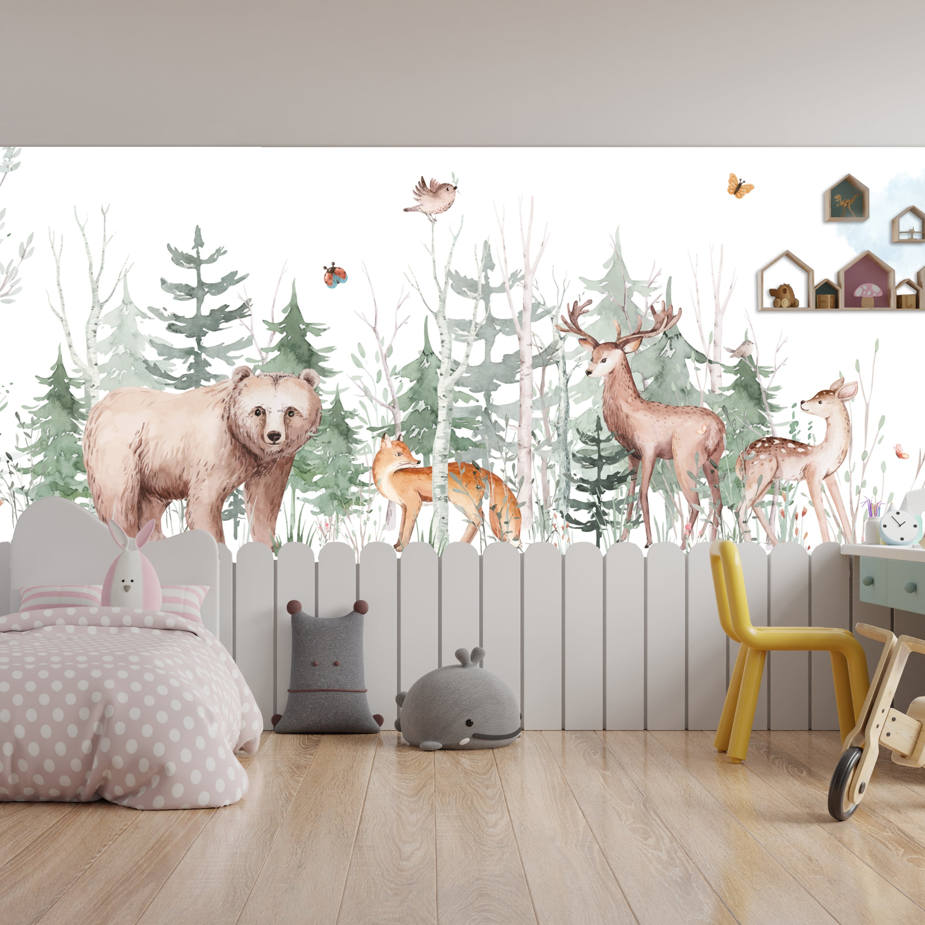 Papier peint forêt avec petits animaux dans un univers doux, posé sur un mur de chambre d’enfant.