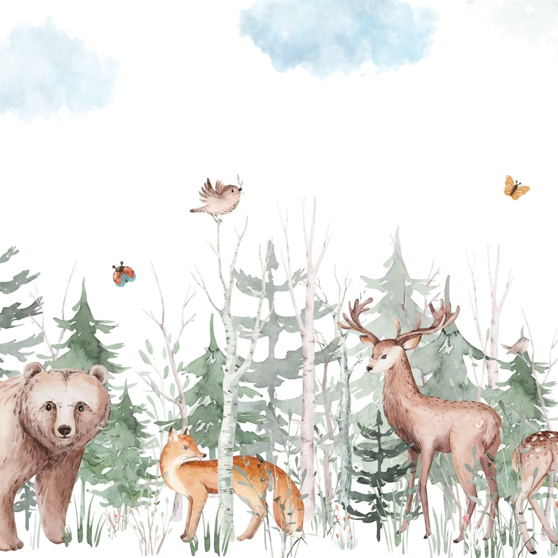 Décoration murale enfant : papier peint forêt poétique avec animaux mignons, assorti à un mobilier en bois clair.