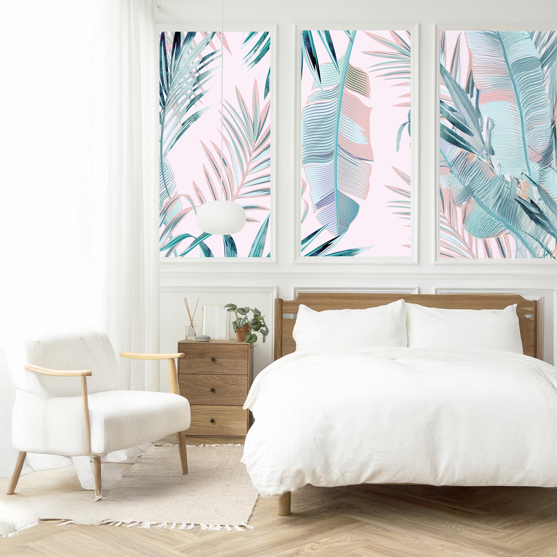 Papier peint floral tropical avec grandes feuilles vertes et fleurs exotiques, parfait pour une ambiance jungle chic et naturelle dans un salon, une salle de bain ou un bureau.