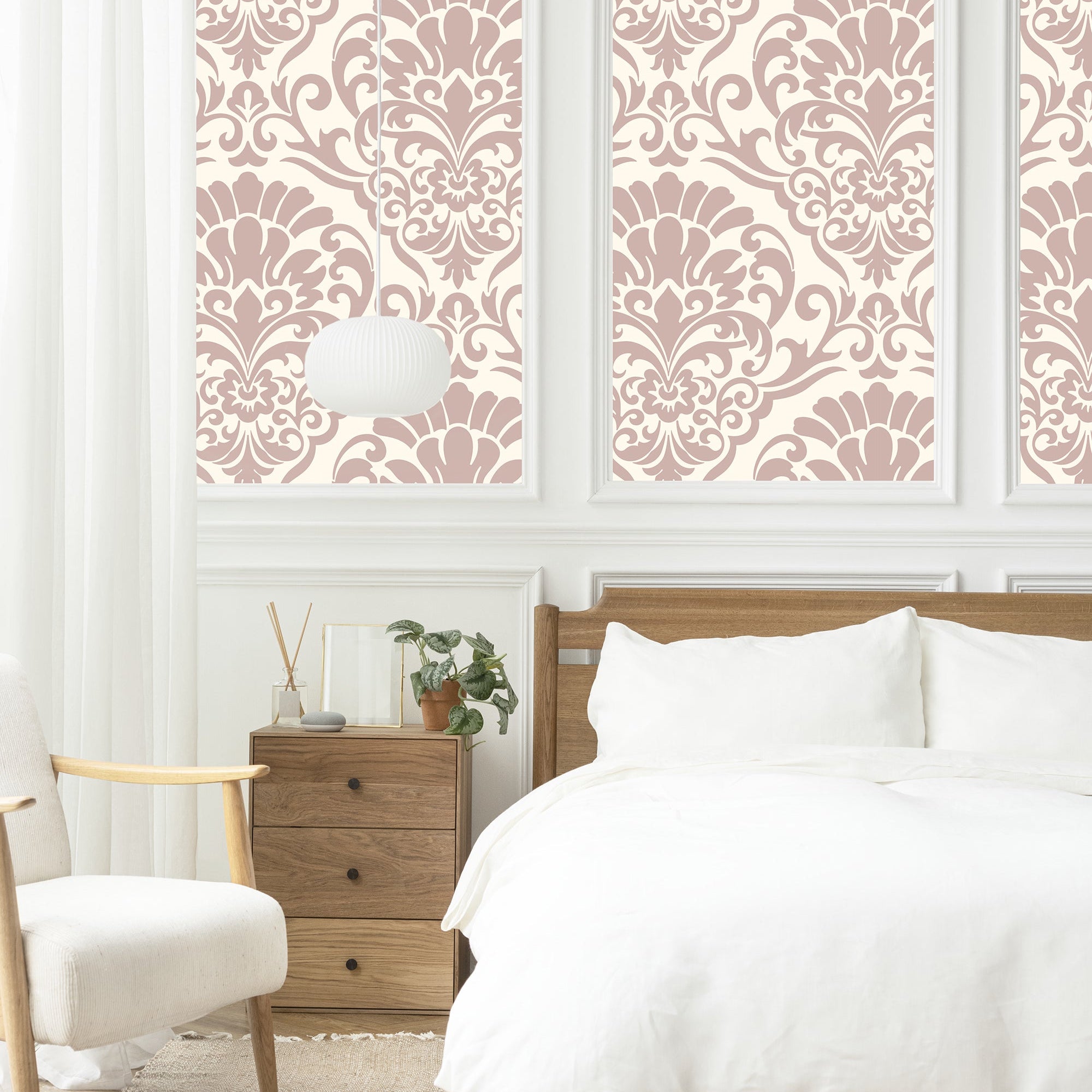 Papier peint de style baroque en tête de lit, avec motifs majestueux et teintes riches pour une décoration intérieure élégante et intemporelle.