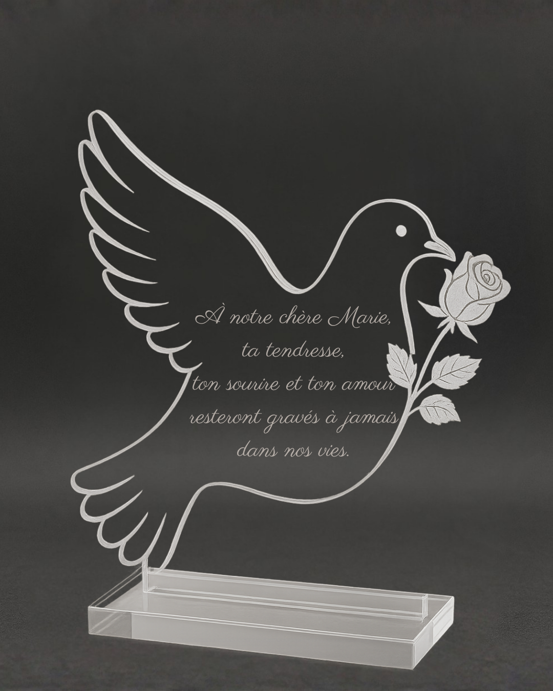 Plaque funéraire découpée en forme de colombe tenant une rose, symbole de paix et d’amour éternel.
