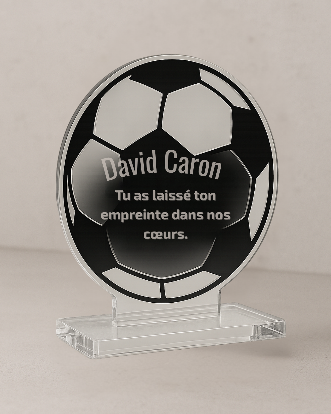 Plaque funéraire découpée en forme de ballon de football, hommage personnalisé pour passionné de sport.