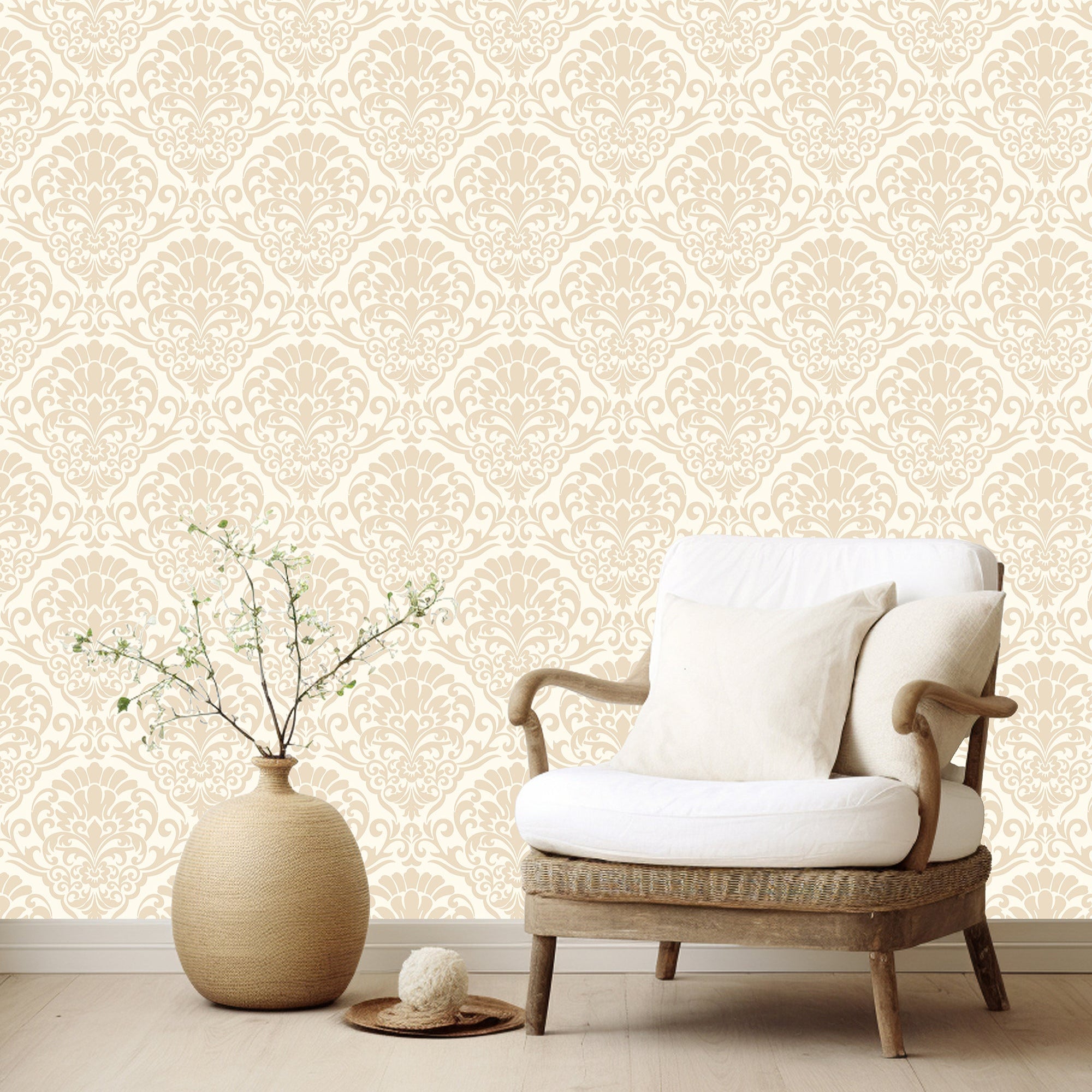 Papier peint baroque avec motifs classiques et volutes dorées, posé sur un mur de salon élégant pour une ambiance luxueuse et sophistiquée.