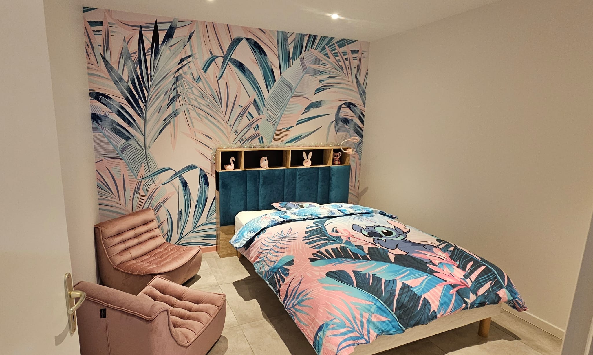 Chambre de petite fille transformée avec papier peint personnalisé féerique SPC63