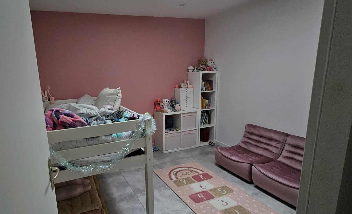 Pièce enfant sobre sans décoration murale avant installation de papier peint sur mesure