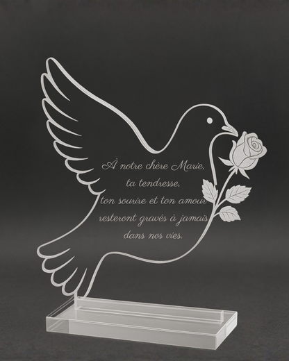 Plaque funéraire découpée en forme de colombe tenant une rose, symbole de paix et d’amour éternel.