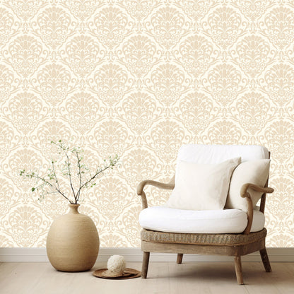 Papier peint baroque avec motifs classiques et volutes dorées, posé sur un mur de salon élégant pour une ambiance luxueuse et sophistiquée.