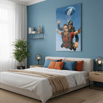 Chambre moderne avec cadre mural en plexiglas personnalisé représentant un saut en parachute, impression photo haute définition fixée sur mur bleu, décoration murale contemporaine idéale pour chambre ou intérieur design, cadre photo en plexiglas brillant pour décoration personnalisée.